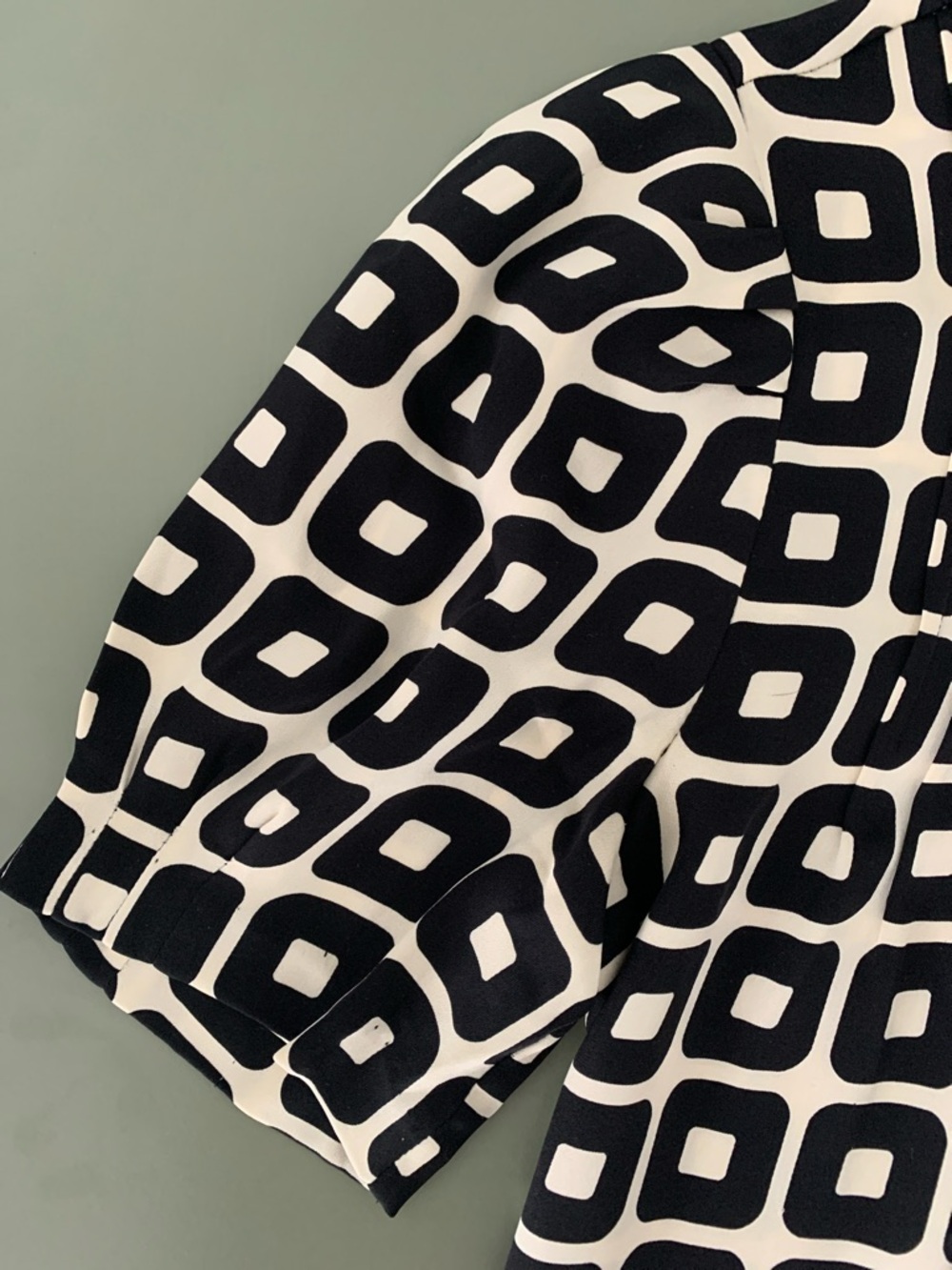 Vintage BANANA REPUBLIC Black and Cream Geometric Blouse - Picture 4 of 7